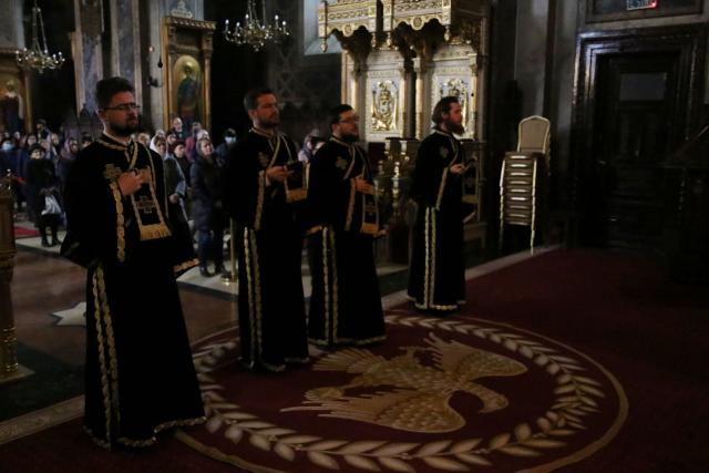 IPS Părinte Mitropolit Teofan a răspuns: Să participăm la slujbe în aceste zile sau să urmărim un film despre Patimile Mântuitorului?