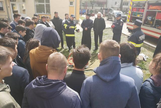 Instructaj PSI-SU la Seminarul Teologic Liceal Ortodox „Sfântul Gheorghe” – Botoșani