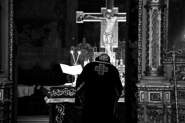Părintele Mitropolit Teofan la Liturghia Darurilor: „Vremea postului, precum întreaga noastră viață, sunt o cruce pe care omul o duce”