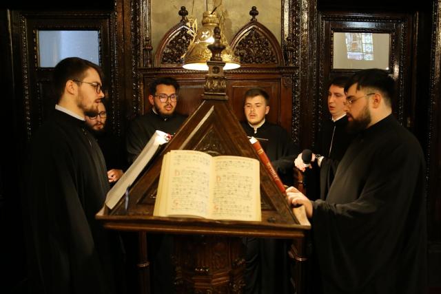 Părintele Mitropolit Teofan la Liturghia Darurilor: „Vremea postului, precum întreaga noastră viață, sunt o cruce pe care omul o duce”