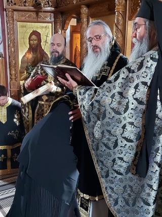 Slujiri arhierești la mănăstirile din județul Neamț. Două monahii au fost hirotesite stavrofore de IPS Teofan