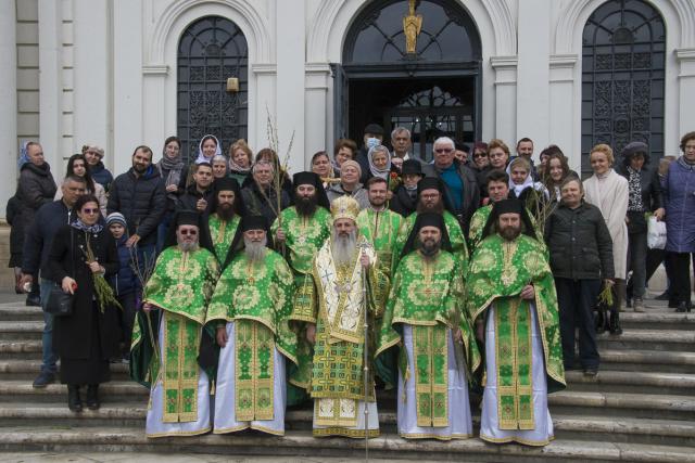 IPS Mitropolit Teofan, la slujba Floriilor: „O parte din noi se bucură, o parte din noi se cutremură”