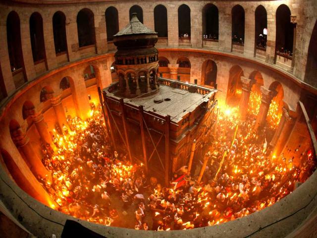 Ierusalim: Sfânta Lumină s-a pogorât la ora 14.31. Mii de pelerini, un singur glas de mărturisire: „Hristos a înviat!”