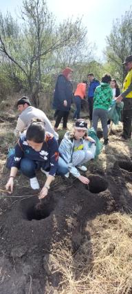 „Sădește un pom, Educă un om!”: 1.200 puieți plantați zilele trecute de Ocolul Silvic Cetățuia