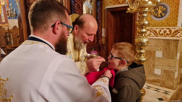 Refugiații ucraineni au participat la Slujba Învierii și la Liturghia Arhierească la Mănăstirea Gai
