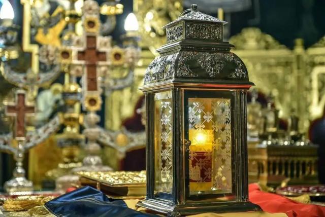 Sfânta Lumină de la Ierusalim ajunge la Patriarhie în Sâmbăta Mare
