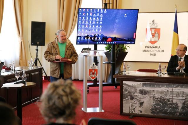Un pictor bisericesc a fost premiat de trei instituții, la Conferința „Religie, medicină, știință și artă”: Artistul Grigore Popescu-Muscel a primit Crucea „Sfântul Ierarh Dosoftei”
