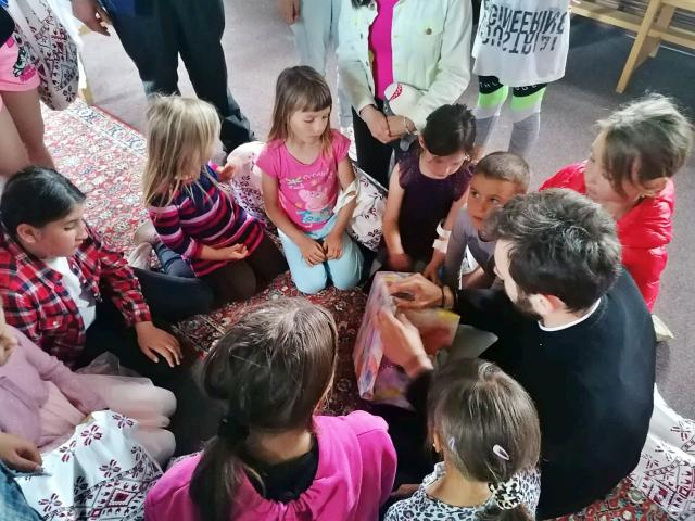 Voluntari ai Colegiului „Sfântul Nicolae”, prezenți printre copiii de la Parohia Șendreni