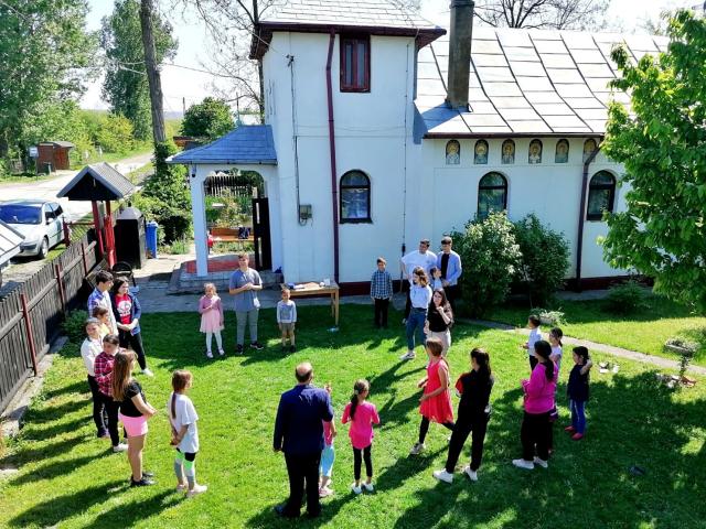 Voluntari ai Colegiului „Sfântul Nicolae”, prezenți printre copiii de la Parohia Șendreni