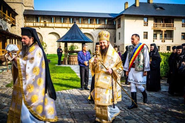 Revărsare de lumină și har la Mănăstirea Dragomirna