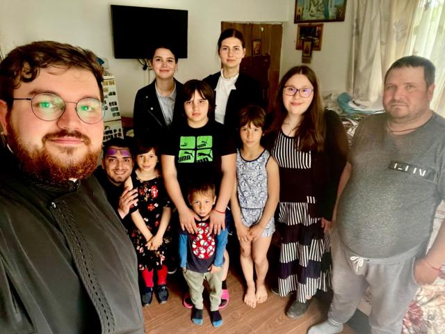 Asociația Studenților și Absolvenților de Teologie Ortodoxă - Asistență Socială organizează o campanie caritabilă pentru un tată care își crește singur cei patru copii