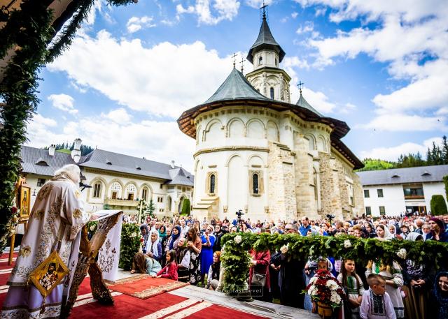 Mănăstirea Putna și-a serbat cu evlavie al doilea ctitor – Sfântul Ierarh Iacob Putneanul