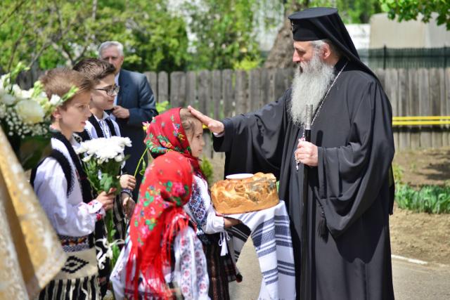 Părintele Mitropolit Teofan a săvârșit slujba Botezului pentru cel de-al optulea copil al familiei preotului Andrei Smeu
