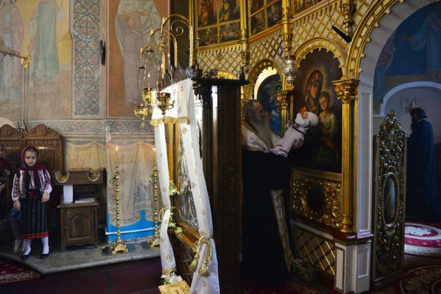 Părintele Mitropolit Teofan a săvârșit slujba Botezului pentru cel de-al optulea copil al familiei preotului Andrei Smeu