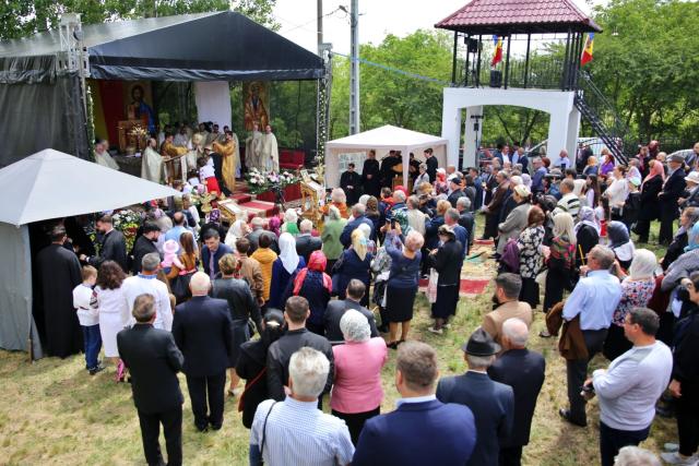 (Video) Biserica Parohiei Rusenii Noi a fost târnosită de doi mitropoliți