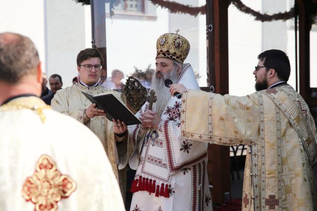 O biserică din 1849 a fost resfințită astăzi de Mitropolitul Moldovei și Bucovinei
