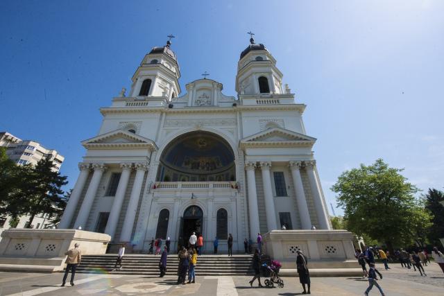 Preasfințitul Părinte Veniamin la Catedrală: „Ne împărtășim de prezența lui Hristos în viața noastră prin credință”