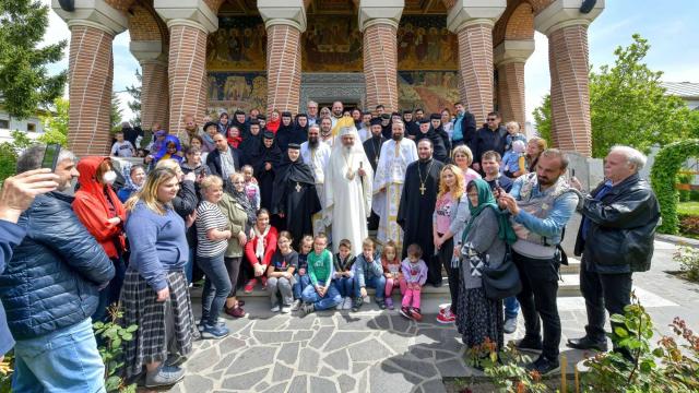 Părintele Patriarh Daniel: „Mironosițele reprezintă pe femeile care merg la icoana lui Hristos și Îi cer ajutor să prăvălească pietre grele”