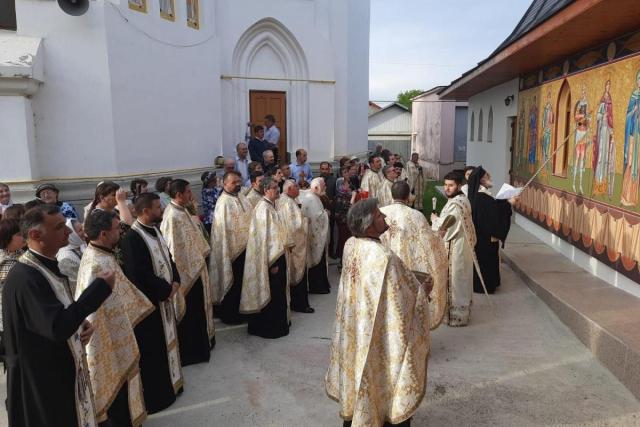 Vecernie arhierească în Parohia „Sfinții Împărați Constantin și Elena” din Roman