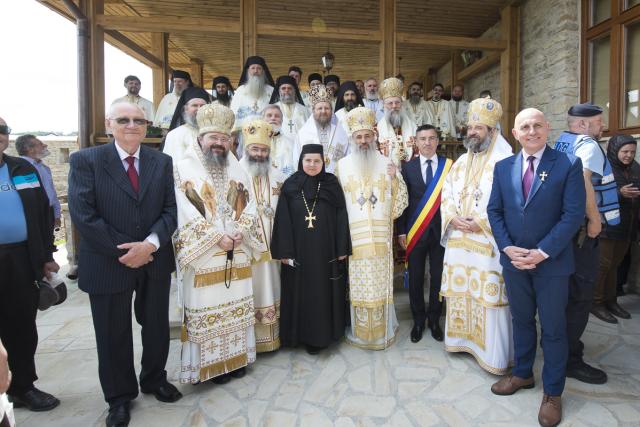 Șase ierarhi prezenți la slujbele de sfințire și binecuvântare ale ansamblului monahal de la Frumoasa