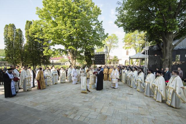 Șase ierarhi prezenți la slujbele de sfințire și binecuvântare ale ansamblului monahal de la Frumoasa