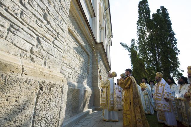 Șase ierarhi prezenți la slujbele de sfințire și binecuvântare ale ansamblului monahal de la Frumoasa
