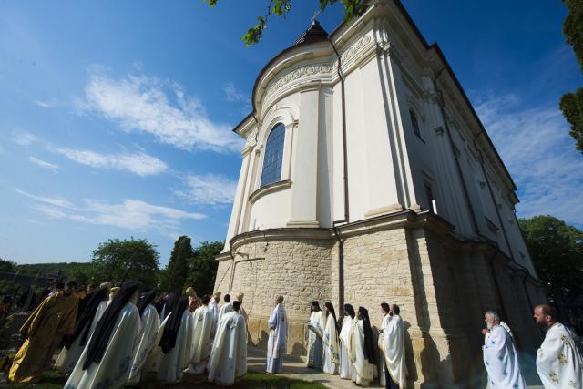 Șase ierarhi prezenți la slujbele de sfințire și binecuvântare ale ansamblului monahal de la Frumoasa