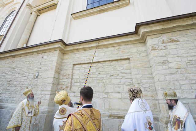 Șase ierarhi prezenți la slujbele de sfințire și binecuvântare ale ansamblului monahal de la Frumoasa