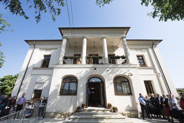 Șase ierarhi prezenți la slujbele de sfințire și binecuvântare ale ansamblului monahal de la Frumoasa