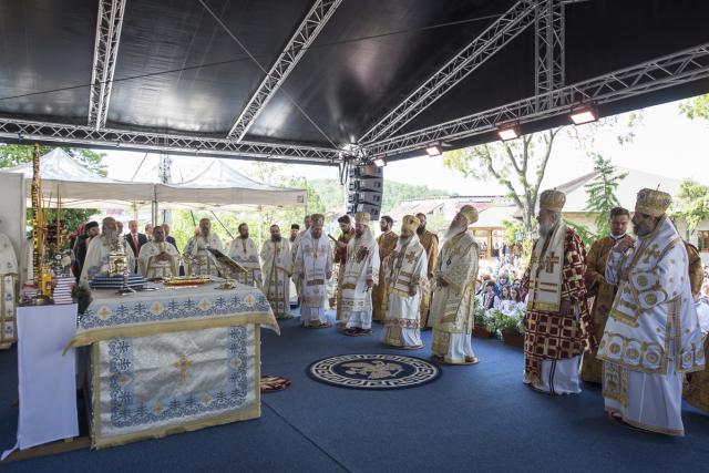 Șase ierarhi prezenți la slujbele de sfințire și binecuvântare ale ansamblului monahal de la Frumoasa