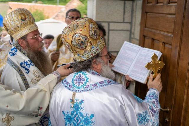 Doi ierarhi au sfinţit Biserica Parohiei Leorda, Protopopiatul Moineşti