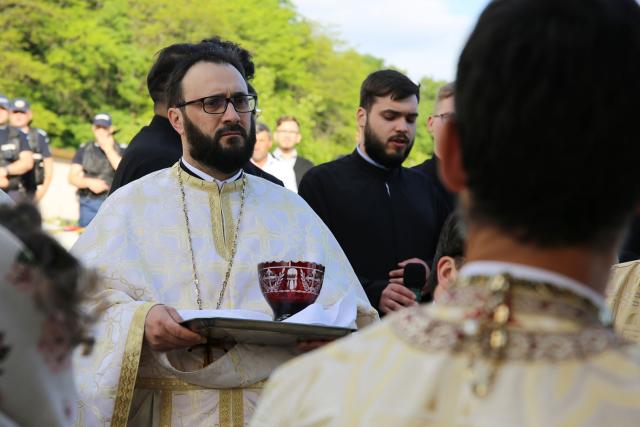Biserica din localitatea Coasta Măgurii, sfințită: „În biserică omul urcă pentru a-L întâlni pe Dumnezeu”