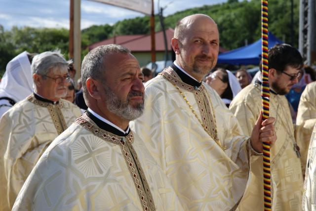 Biserica din localitatea Coasta Măgurii, sfințită: „În biserică omul urcă pentru a-L întâlni pe Dumnezeu”