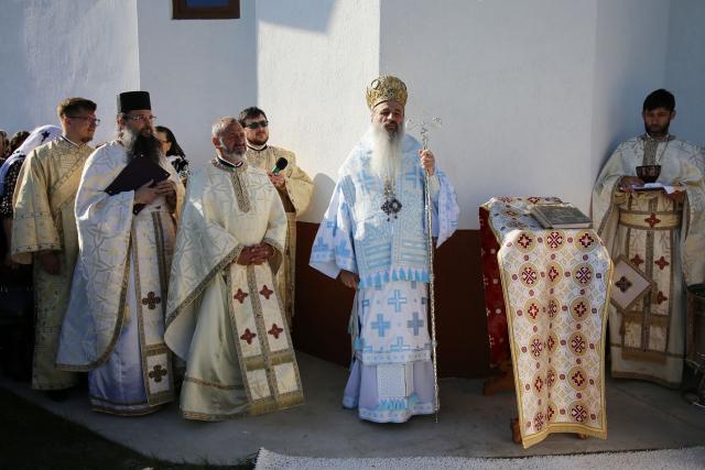 Biserica din localitatea Coasta Măgurii, sfințită: „În biserică omul urcă pentru a-L întâlni pe Dumnezeu”