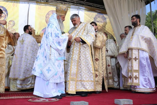 Biserica din localitatea Coasta Măgurii, sfințită: „În biserică omul urcă pentru a-L întâlni pe Dumnezeu”