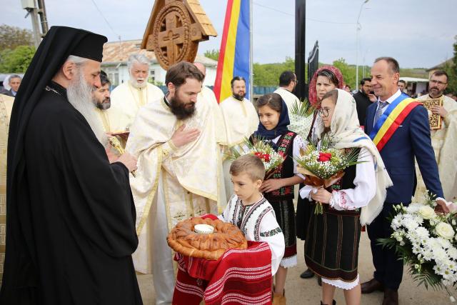 Paraclisul și noul așezământ al Parohiei Comarna de Sus, sfințite de IPS Mitropolit Teofan: „Purtătoare de viață este masa Sfântului Altar”