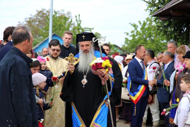 Paraclisul și noul așezământ al Parohiei Comarna de Sus, sfințite de IPS Mitropolit Teofan: „Purtătoare de viață este masa Sfântului Altar”