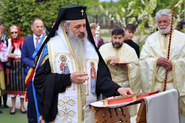 Paraclisul și noul așezământ al Parohiei Comarna de Sus, sfințite de IPS Mitropolit Teofan: „Purtătoare de viață este masa Sfântului Altar”