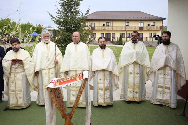 Paraclisul și noul așezământ al Parohiei Comarna de Sus, sfințite de IPS Mitropolit Teofan: „Purtătoare de viață este masa Sfântului Altar”