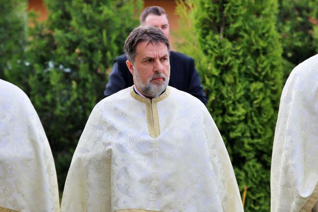 Paraclisul și noul așezământ al Parohiei Comarna de Sus, sfințite de IPS Mitropolit Teofan: „Purtătoare de viață este masa Sfântului Altar”
