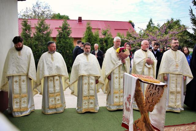 Paraclisul și noul așezământ al Parohiei Comarna de Sus, sfințite de IPS Mitropolit Teofan: „Purtătoare de viață este masa Sfântului Altar”