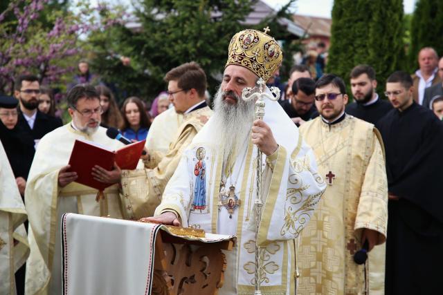 Paraclisul și noul așezământ al Parohiei Comarna de Sus, sfințite de IPS Mitropolit Teofan: „Purtătoare de viață este masa Sfântului Altar”