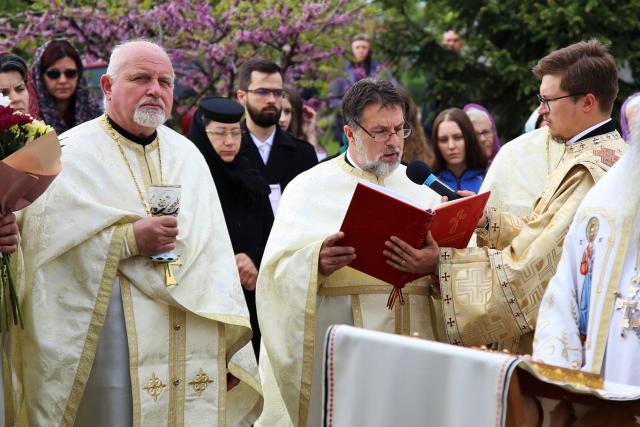 Paraclisul și noul așezământ al Parohiei Comarna de Sus, sfințite de IPS Mitropolit Teofan: „Purtătoare de viață este masa Sfântului Altar”