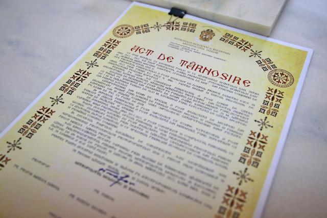 Paraclisul și noul așezământ al Parohiei Comarna de Sus, sfințite de IPS Mitropolit Teofan: „Purtătoare de viață este masa Sfântului Altar”