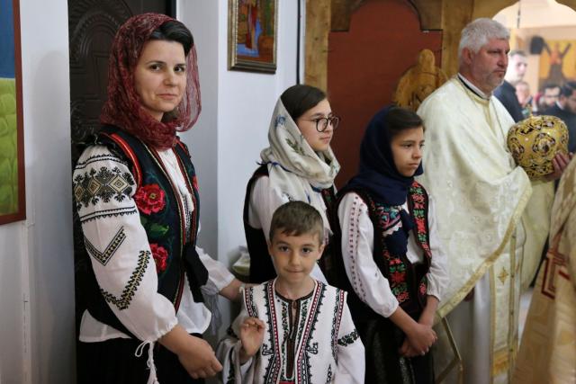 Paraclisul și noul așezământ al Parohiei Comarna de Sus, sfințite de IPS Mitropolit Teofan: „Purtătoare de viață este masa Sfântului Altar”