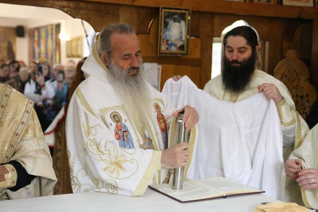 Paraclisul și noul așezământ al Parohiei Comarna de Sus, sfințite de IPS Mitropolit Teofan: „Purtătoare de viață este masa Sfântului Altar”