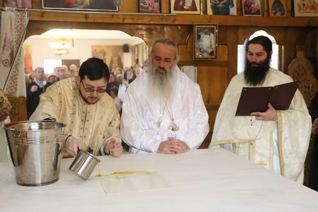 Paraclisul și noul așezământ al Parohiei Comarna de Sus, sfințite de IPS Mitropolit Teofan: „Purtătoare de viață este masa Sfântului Altar”