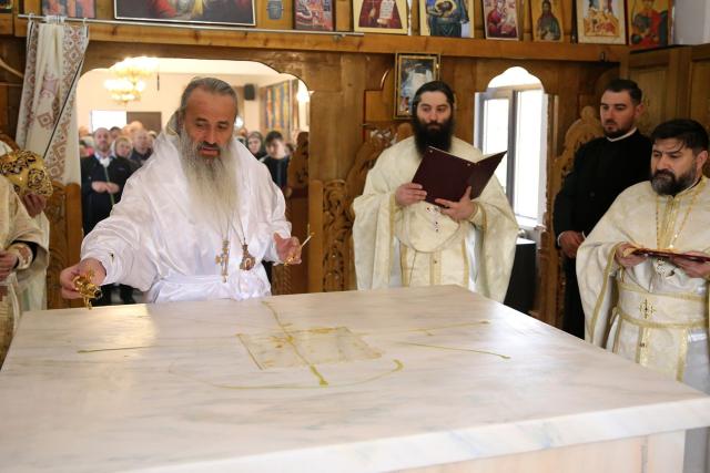 Paraclisul și noul așezământ al Parohiei Comarna de Sus, sfințite de IPS Mitropolit Teofan: „Purtătoare de viață este masa Sfântului Altar”