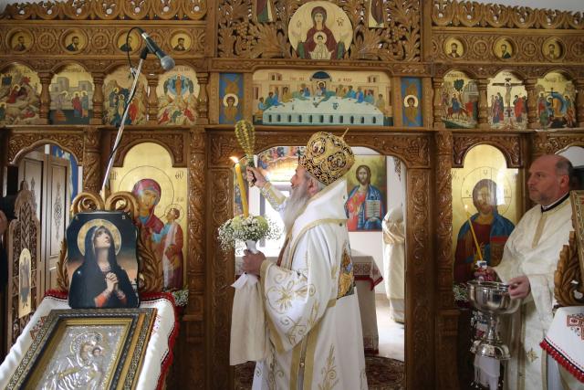 Paraclisul și noul așezământ al Parohiei Comarna de Sus, sfințite de IPS Mitropolit Teofan: „Purtătoare de viață este masa Sfântului Altar”