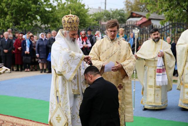 Paraclisul și noul așezământ al Parohiei Comarna de Sus, sfințite de IPS Mitropolit Teofan: „Purtătoare de viață este masa Sfântului Altar”